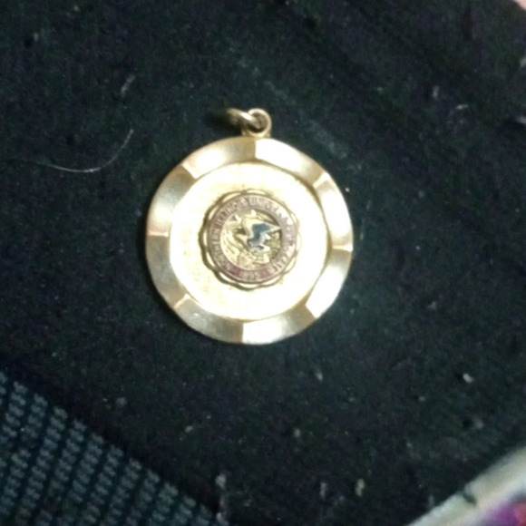 1-20 12K GF NORTHERN ILLINOIS UNIVERSITY GOLD FILLED STATE SEAL VINTAGE PENDANT - Picture 3 of 6